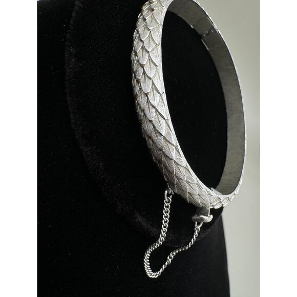 Vintage Crown Trifari Brushed Silver Tone Feathers Hinged Bracelet - Picture 4 of 12